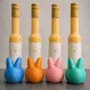 Vier gedruckte Osterhasen in Blau, Orange, Rosa und Grün vor vier Likörflaschen
