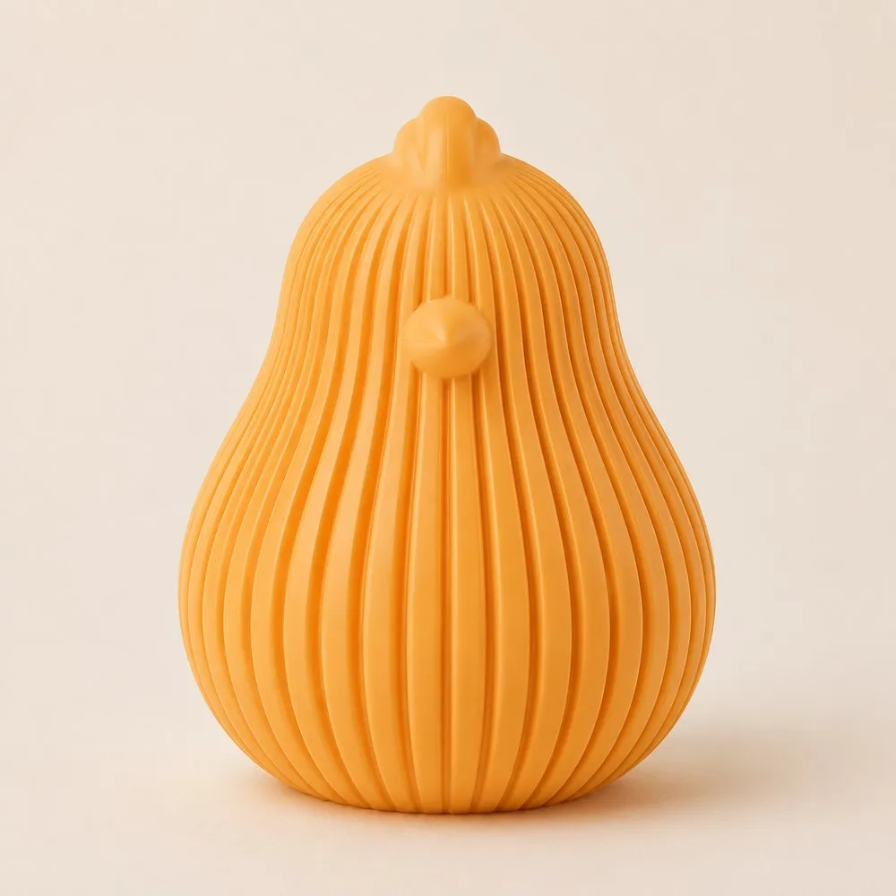 Osterküken in Pastell-Peach mit geriffelter Oberfläche, freigestellt vor hellem Hintergrund